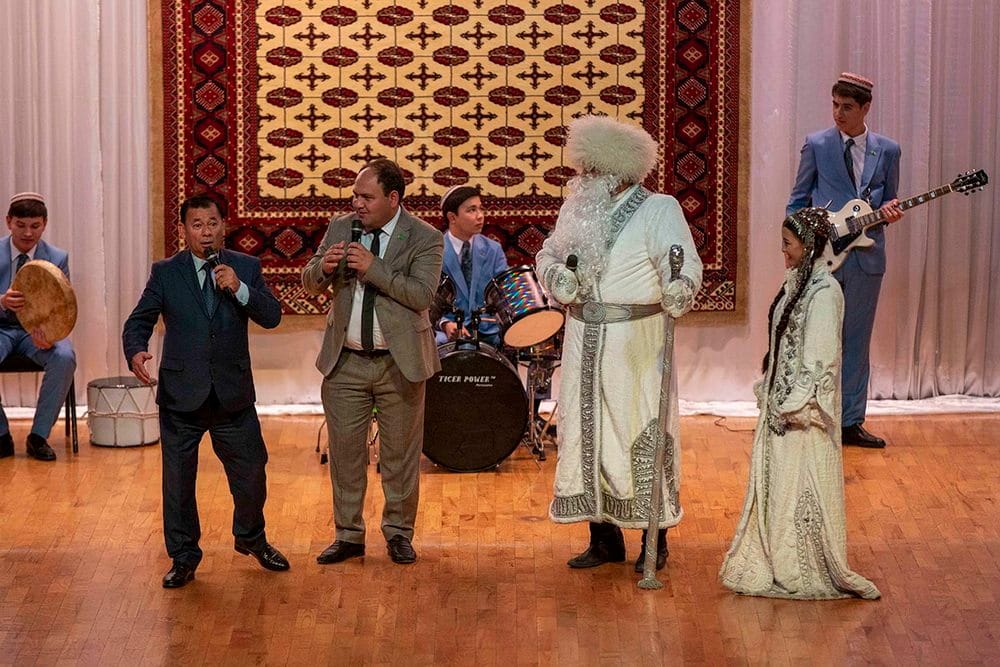 В ашхабадском киноконцертном центре «Ватан» ежедневно проходит детское новогоднее шоу