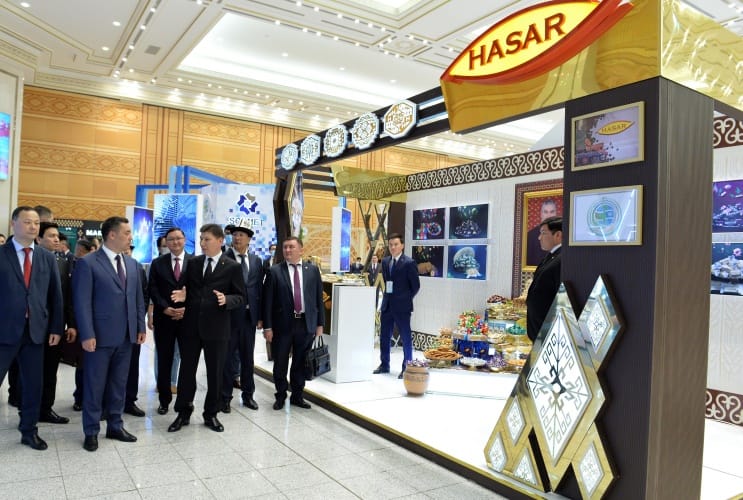 Президент Кыргызстана посетил выставку экспортных товаров Туркменистана