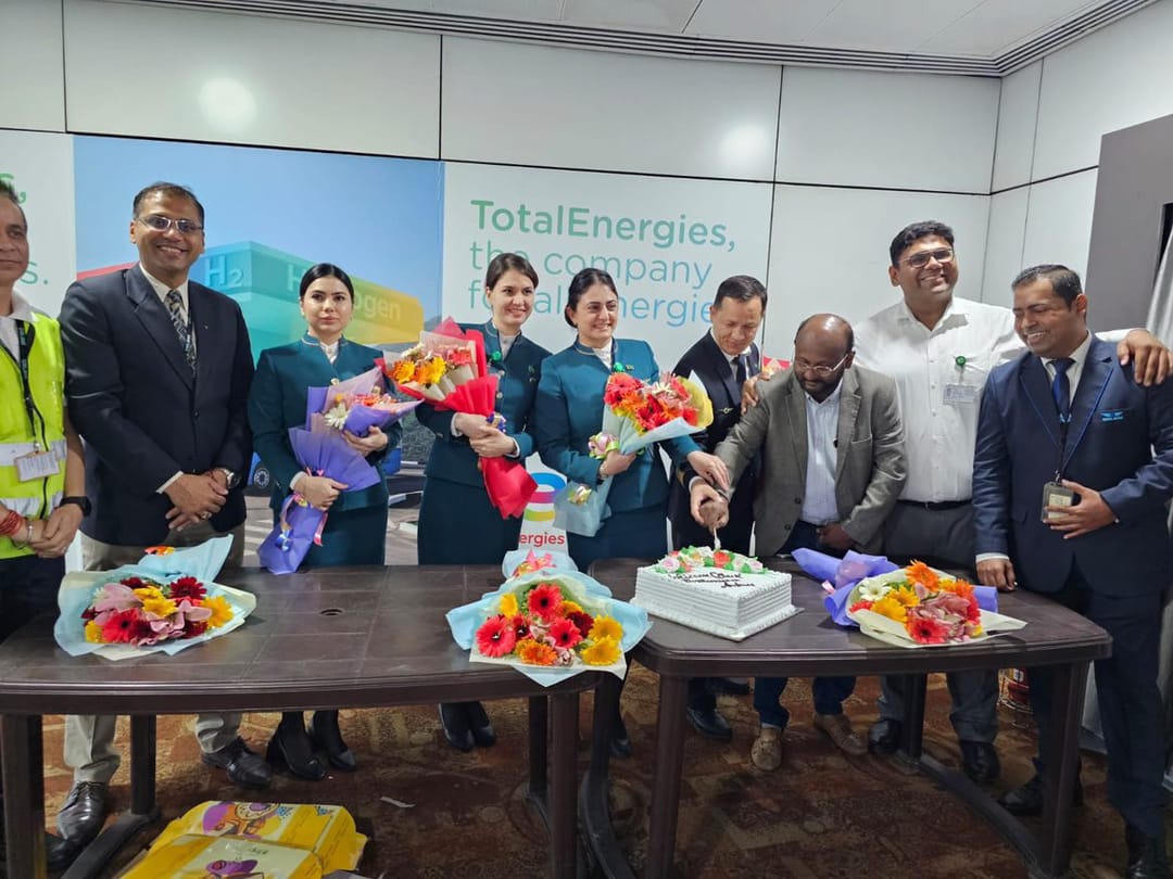 Delide «Türkmenistan» awiakompaniýasynyň ilkinji uçary güller bilen garşylandy