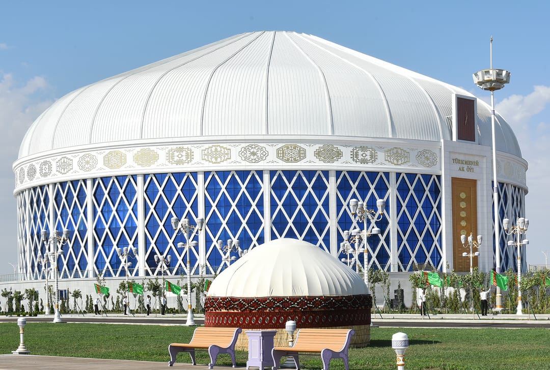 Türkmen Lideri Daşoguzda "Türkmeniň ak öýi" binasyny açyp, ulanmaga berdi