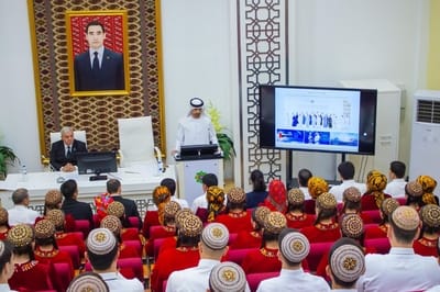 Посол ОАЭ в Туркменистане провел лекцию по внедрению ИИ в нефтегазовый сектор