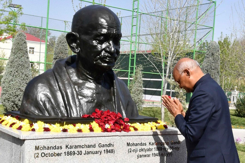 Hindistanyň Prezidenti Aşgabatdaky Mahatma Gandiniň heýkeline gül goýdy
