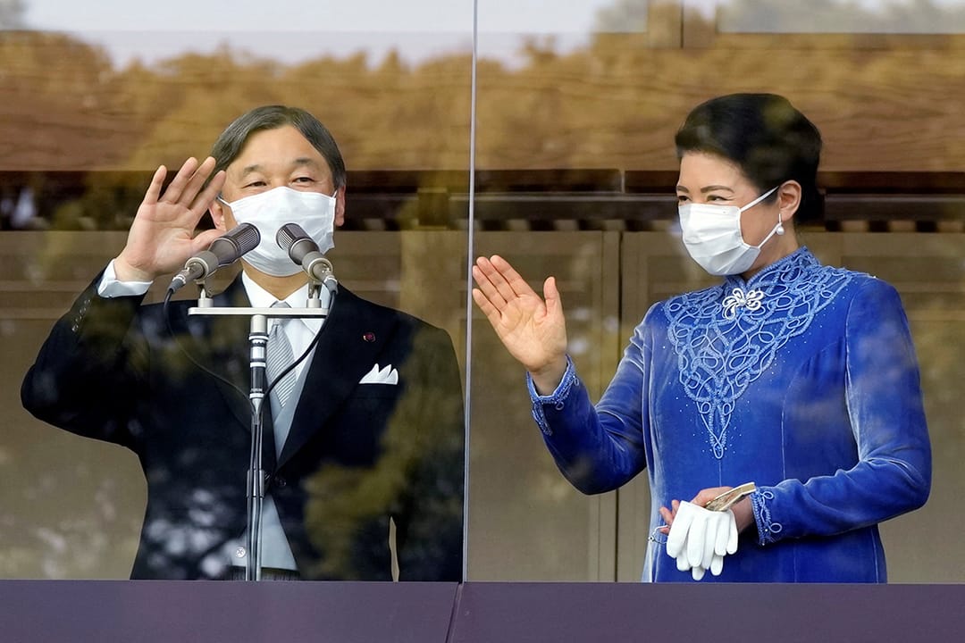 Müňlerçe ýaponiýalylar Imperatory gutlamak üçin köşge geldiler