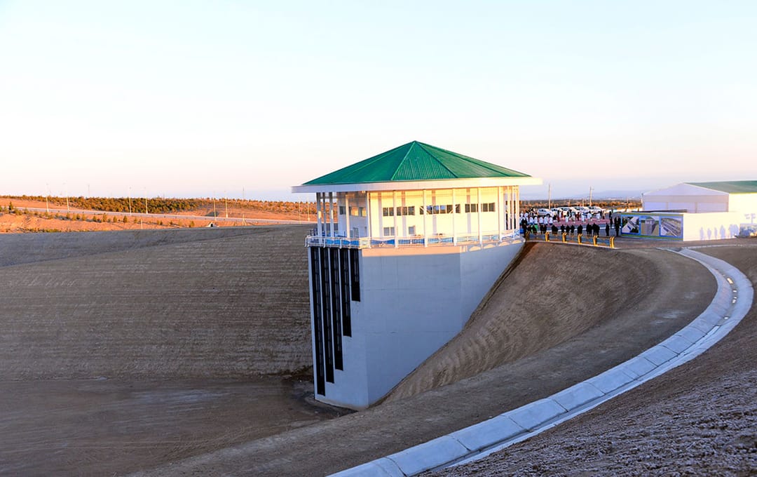 Президент Туркменистана открыл в Ашхабаде комплекс селеотводных сооружений