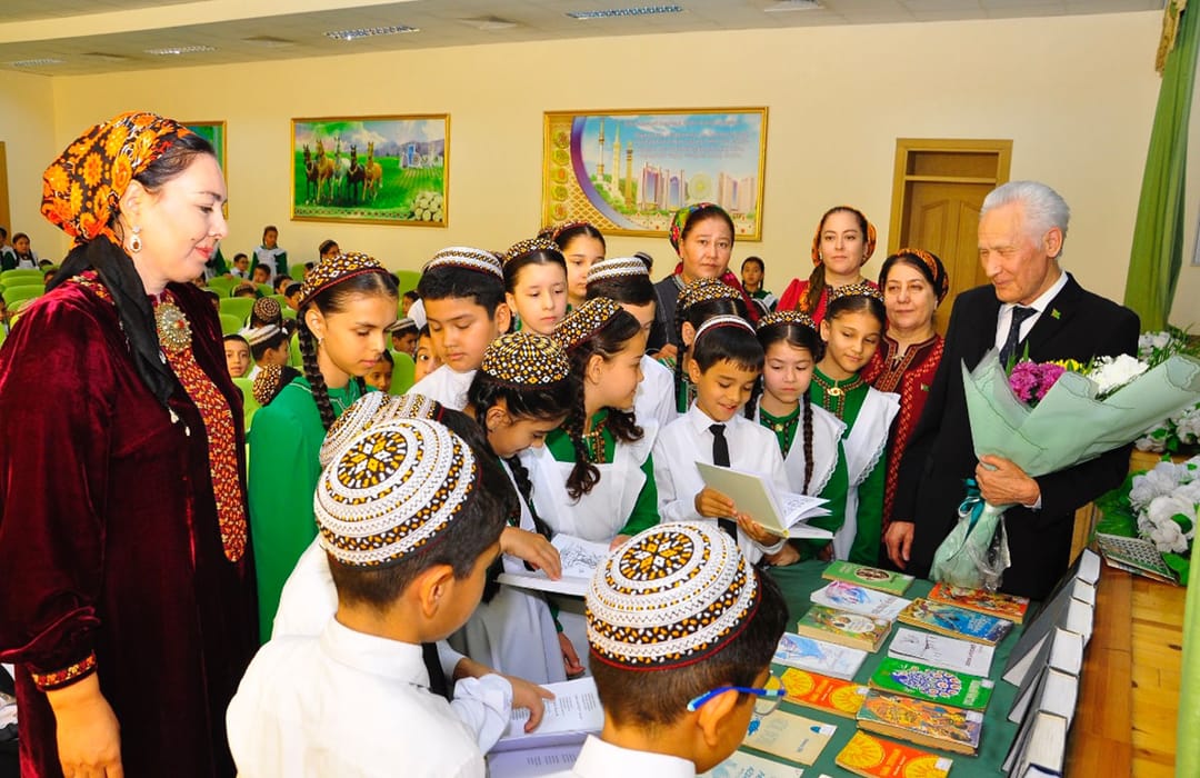 В школе Ашхабада прошла встреча с писателем Хемрой Шировым