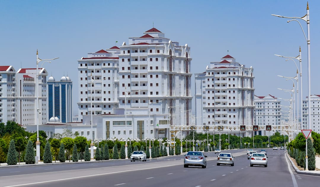 МВД Туркменистана напоминает о правилах дорожного движения для пешеходов и водителей