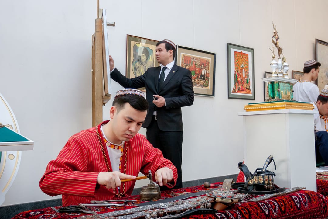 В Академии художеств Туркменистана наградили участников студенческого конкурса  