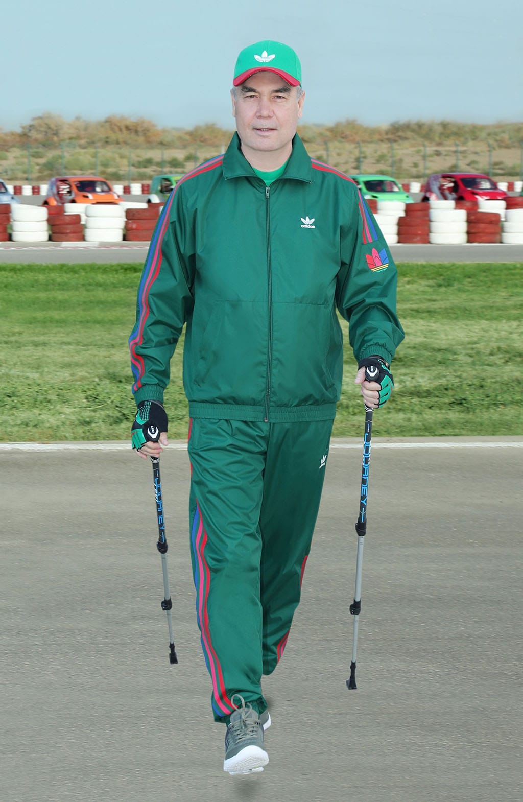 Президент Туркменистана позанимался скандинавской ходьбой и опробовал новый гоночный автомобиль