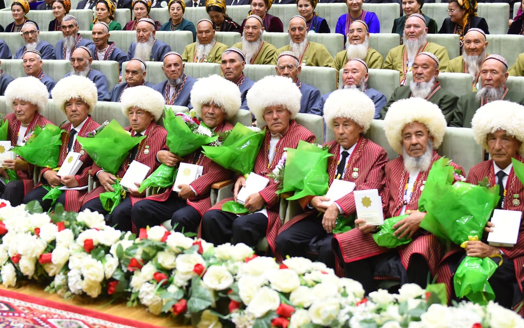 Türkmenistanyň Prezidenti ýurduň raýatlarynyň birnäçesini hormat atlar we döwlet sylaglary bilen sarpalady