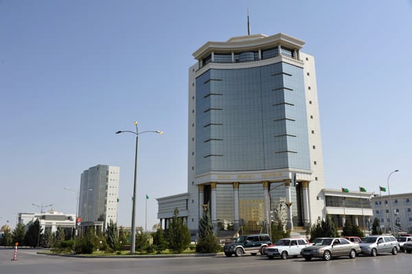 Бердымухамедов потребовал повысить конкурентоспособность текстильной продукции на международных рынках