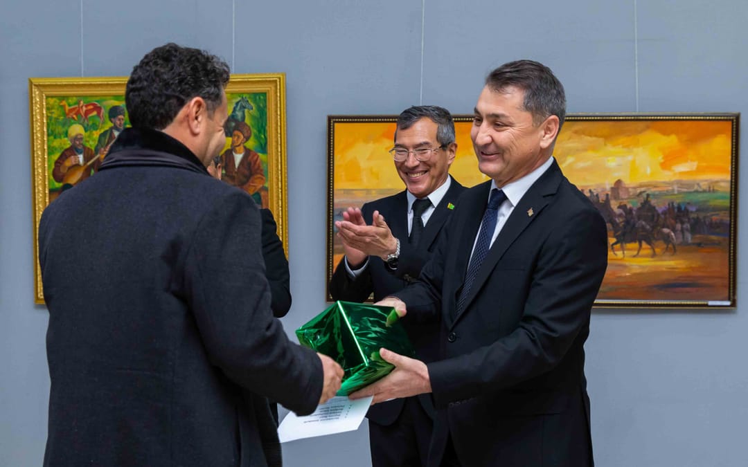 Aşkabat'ta devam eden, Marı vilayetinden gelen sanatçıların sergisinden fotoğraflar