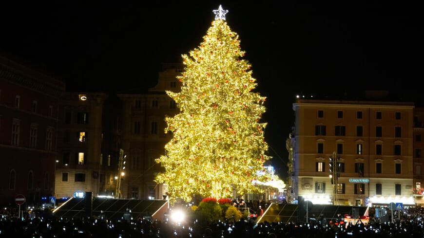 Экологичные елки установили на главных площадях Рима и Бейрута