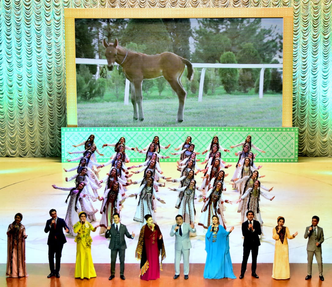 В Ашхабаде представили новую песню Президента Туркменистана и его внука