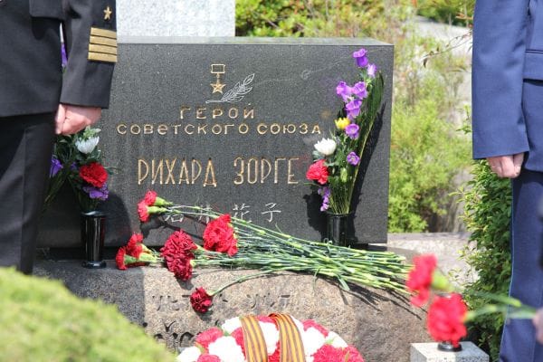 Посол Туркменистана в Японии почтил память погибших в ВОВ у могилы легендарного разведчика