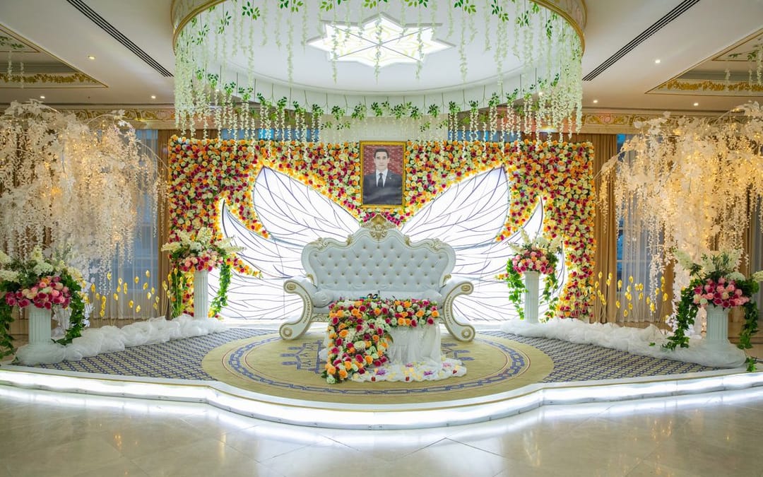 «Ak Ýol» toý mekany güýzki dabaralary bellemek üçin sargytlary kabul edýär