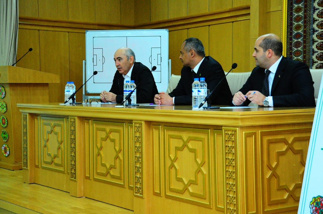 Курбан Бердыев встретился с футбольной общественностью Туркменистана