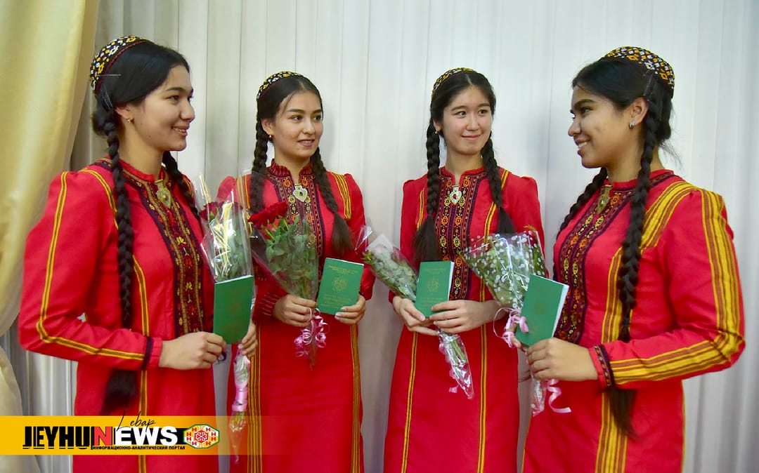 Выпускники школ Лебапского велаята получили аттестаты о среднем образовании