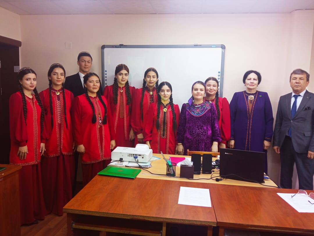 В Лебапской спецшколе искусств провели музыкальный вечер к 300-летию Махтумкули