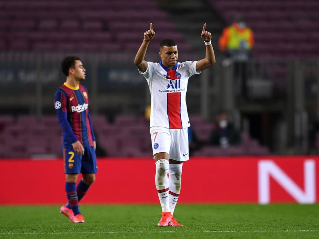 «ПСЖ» разгромил «Барселону», а «Ливерпуль» победил «РБ Лейпциг» в первых матчах 1/8 финала ЛЧ