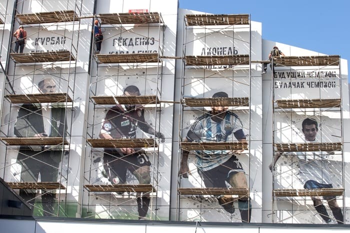 На футбольном манеже в Казани нанесли изображение Курбана Бердыева