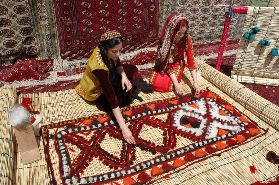 Ученики совместной туркмено-российской школы им. Пушкина совершили экскурсию в музей ковра