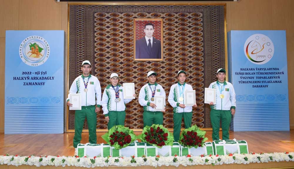 Туркменские медалисты Игр «Дети Азии» и исламской солидарности получили подарки от Президента страны