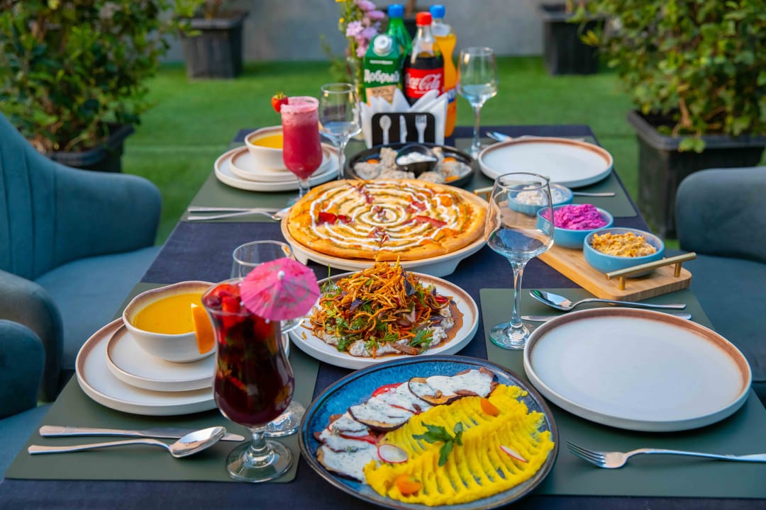 Pesto restorany doglan günleri rahat terrasada bellemäge çagyrýar