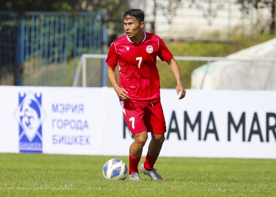 Таджикский футболист Умарбаев продолжит карьеру в чемпионате Болгарии