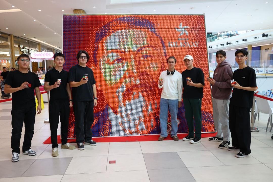 В Астане создали портрет Абая из 3000 кубиков Рубика