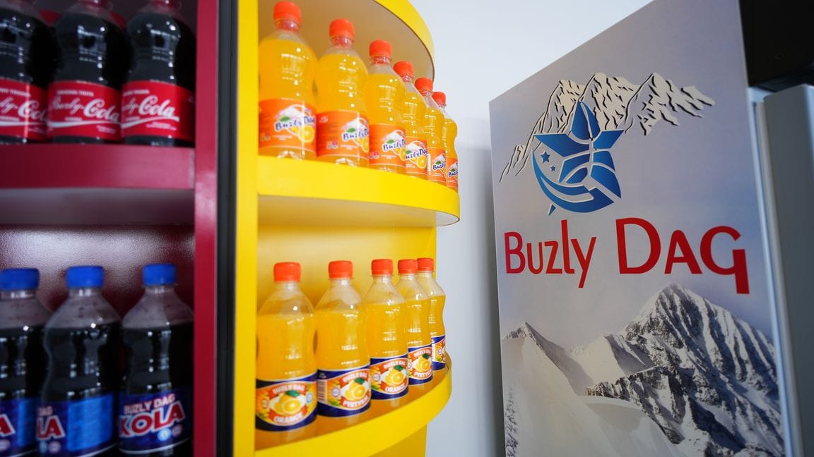 «Buzly Dag» dükany alyjylary içgileriň köp dürli görnüşleri bilen tanyşmaga çagyrýar
