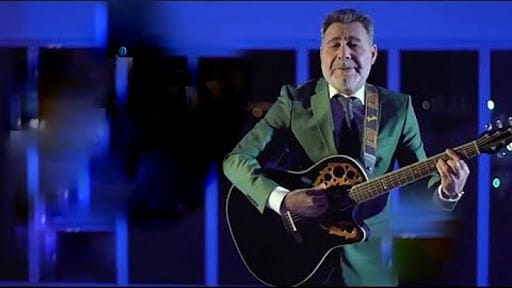 Berdimuhamedow aýdymçy A.Saparowa özüniň gitarasyny sowgat etdi