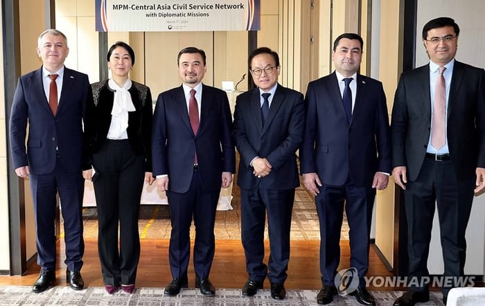 Türkmen ilçisi Koreýa Respublikasynyň işgärleri dolandyryş ministri bilen duşuşdy