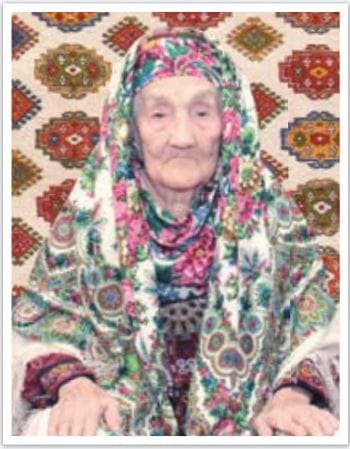 Daşoguz welaýatynda ýaşaýan uzak ýaşly enäni Pensiýa gaznasynyň şahamçasynyň işgärleri ýaş toýy bilen gutladylar