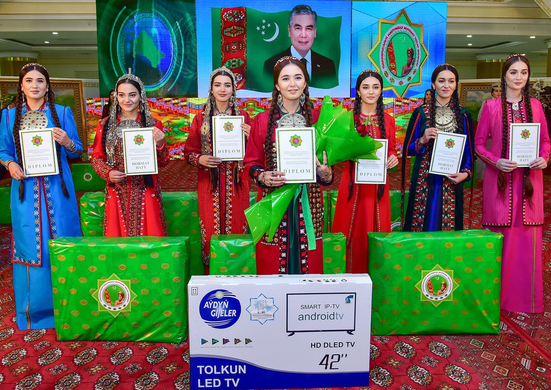 В Туркменистане определили самую красивую студентку