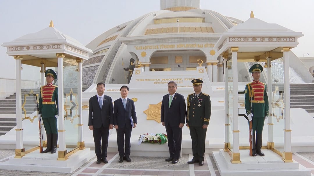 The Foreign Minister of the Republic of Korea laid flowers at the Independence Monument of Turkmenistan