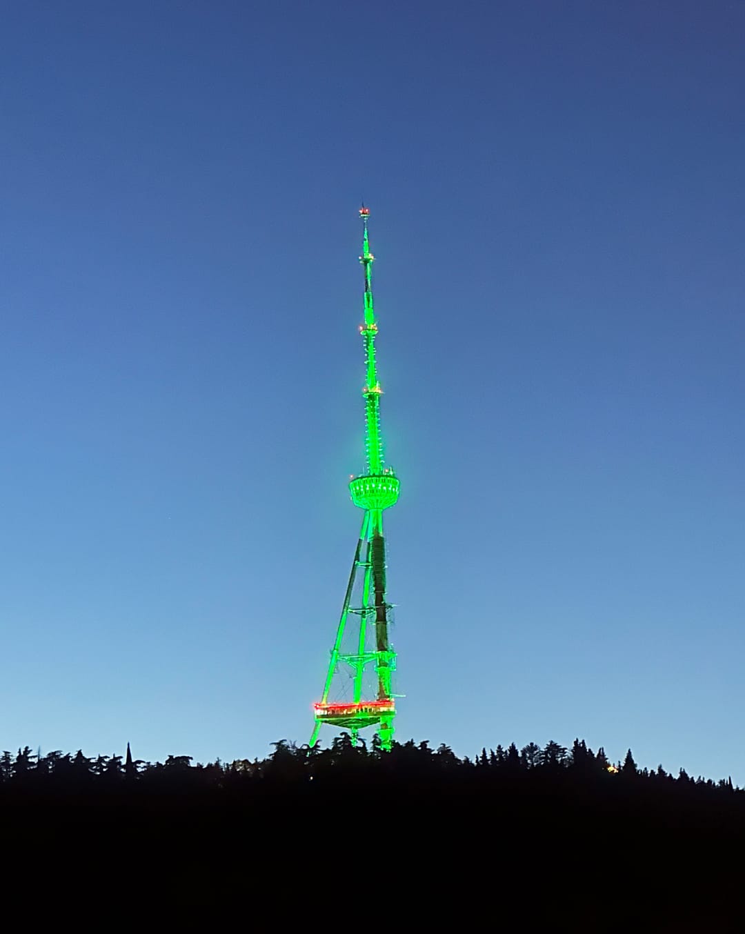 Тбилисская телебашня окрасилась в цвета туркменского флага