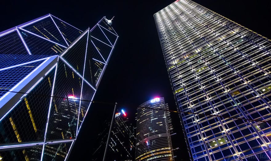 Gonkongdaky asman boýly binalaryň ikisi satylar