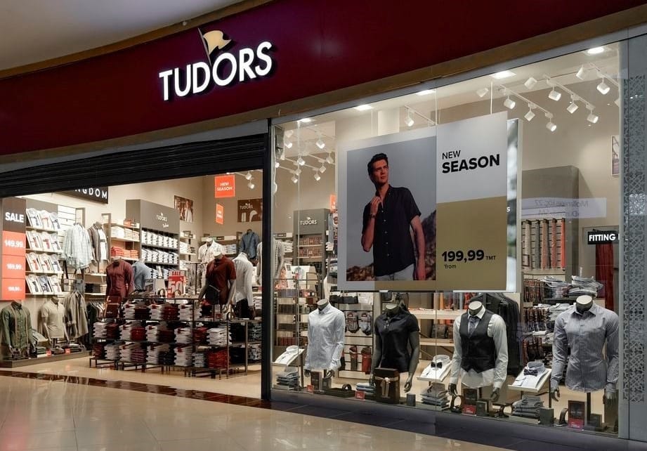 Aşgabatdaky «Tudors» dükany erkekler üçin ysy durnukly atyrlaryň dürli görnüşlerini tanyşdyrýar