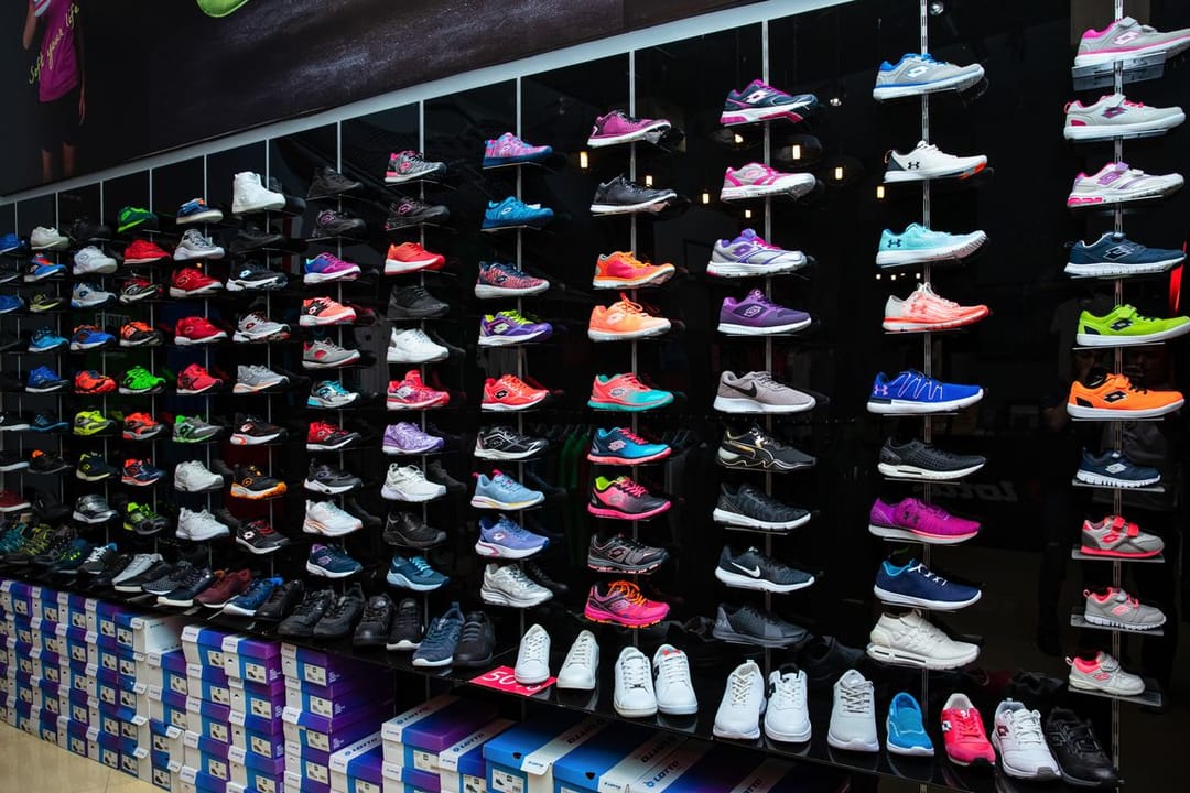 Aşgabatdaky «Alem Sport apparels and shoes» dükanynda dünýäniň brend aýakgaplary hödürlenýär