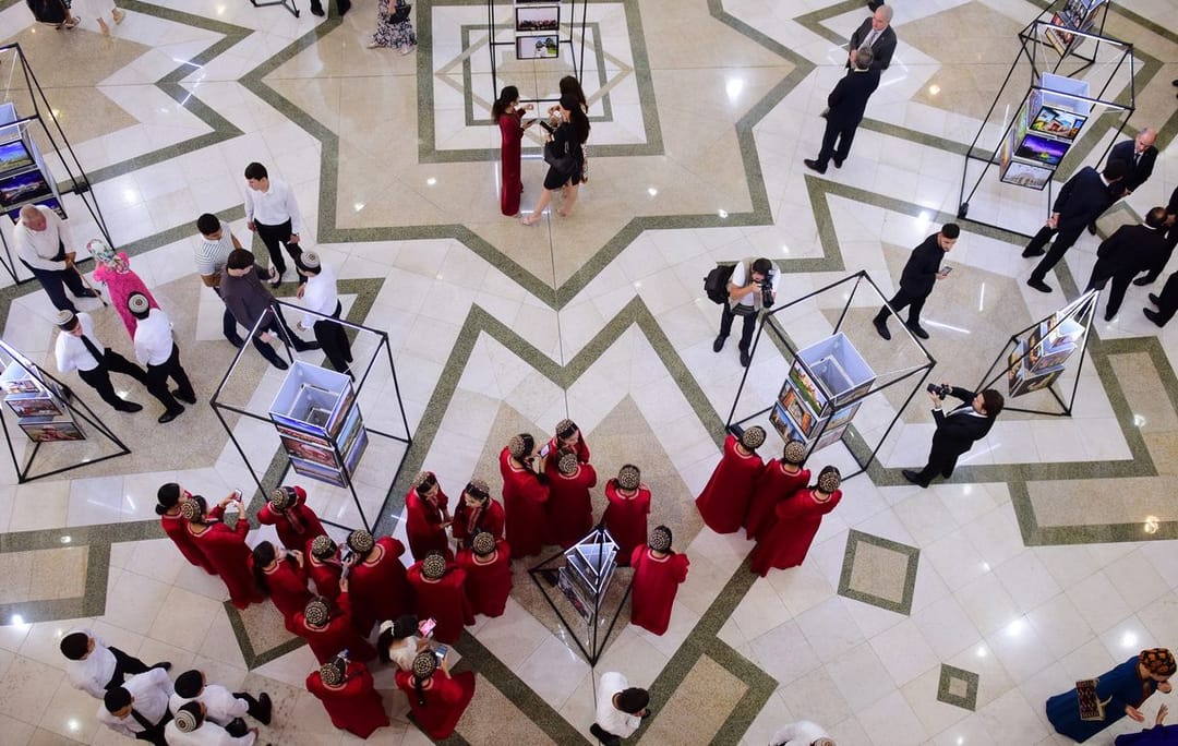 В Ашхабаде открылась выставка юных художников и фотографов ТЮРКСОЙ