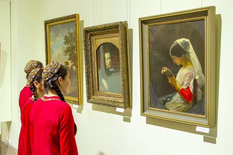 Музей Туркменистана продолжает серию выставок зарубежного искусства