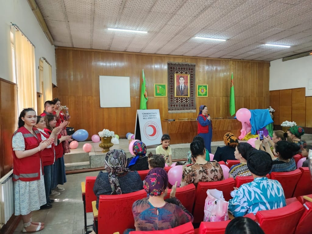 Красный Полумесяц провел в Ашхабаде акцию к Международному дню защиты детей