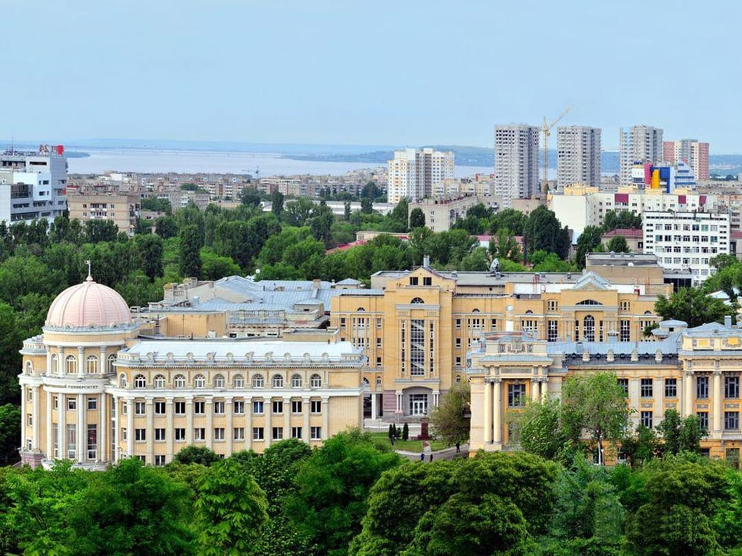 Saratowdaky türkmenistanly talyplar BWU-nyň gahrymanlarynyň mazarlaryny abadanlaşdyrmaga gatnaşýarlar