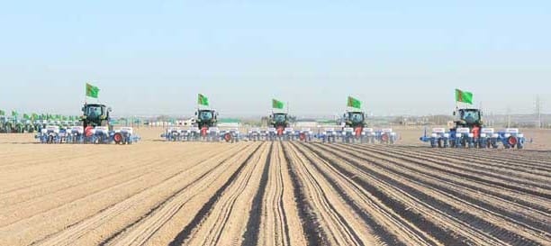 Хлопкоробы Ахалского велаята Туркменистана начали подготовку к весеннему севу