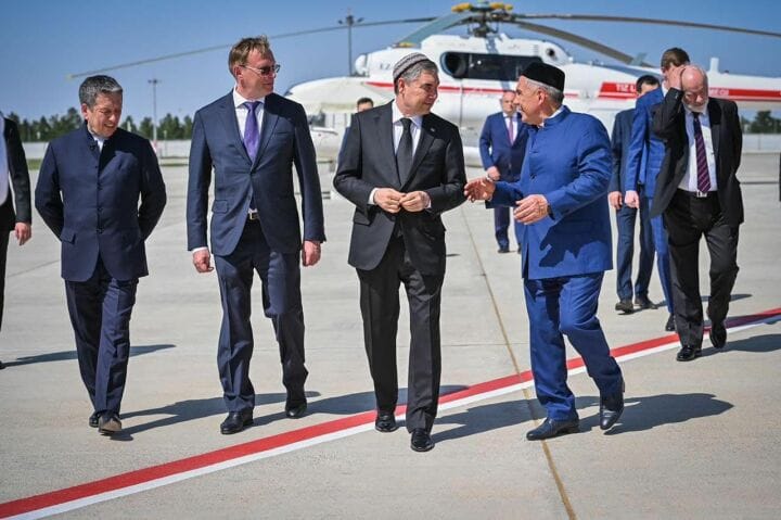 Türkmenistanyň we Tatarystanyň Prezidentleri “Mi-17-1W” kysymly dikuçarynyň häsiýetli aýratynlyklary bilen tanyşdylar