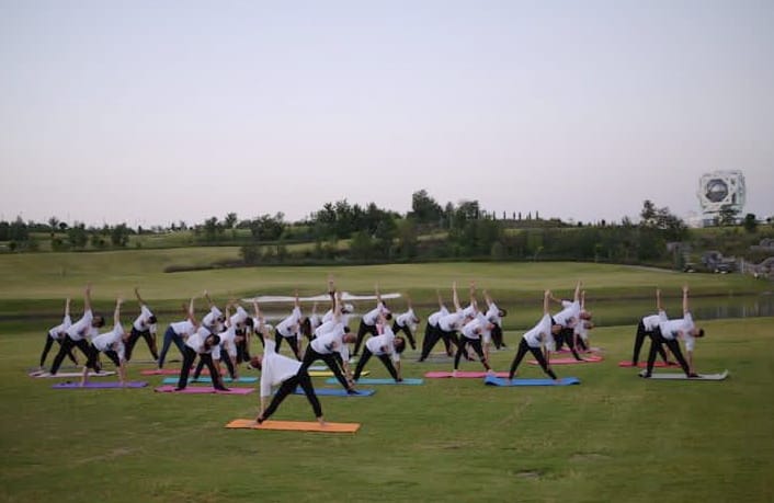 Сотрудники Посольства Индии в Ашхабаде с семьями участвовали в занятиях йогой в гольф-клубе