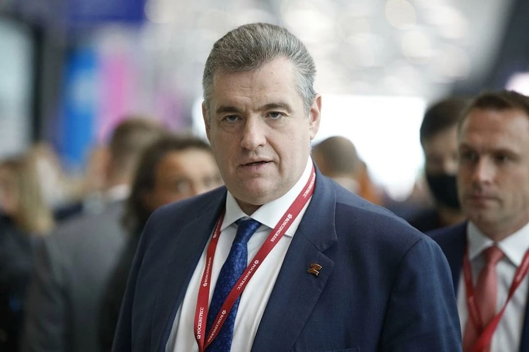 Sluskiý Lenini ejesiniň ýanynda ýerlemegi teklip etdi