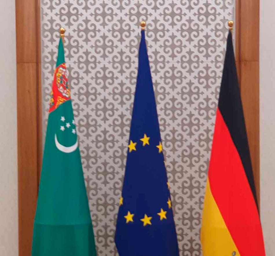 Президент Туркменистана и канцлер Германии провели первую двустороннюю встречу