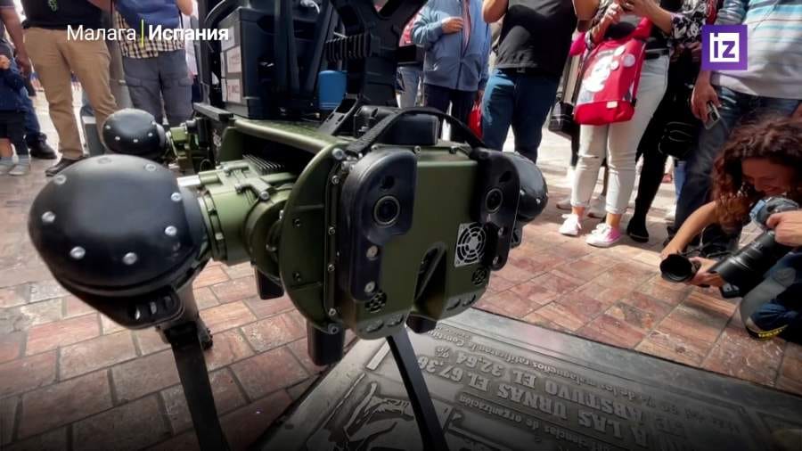 İspanya'nın Malaga şehrindeki polisler, robot polis köpeğini test etmeye başladı