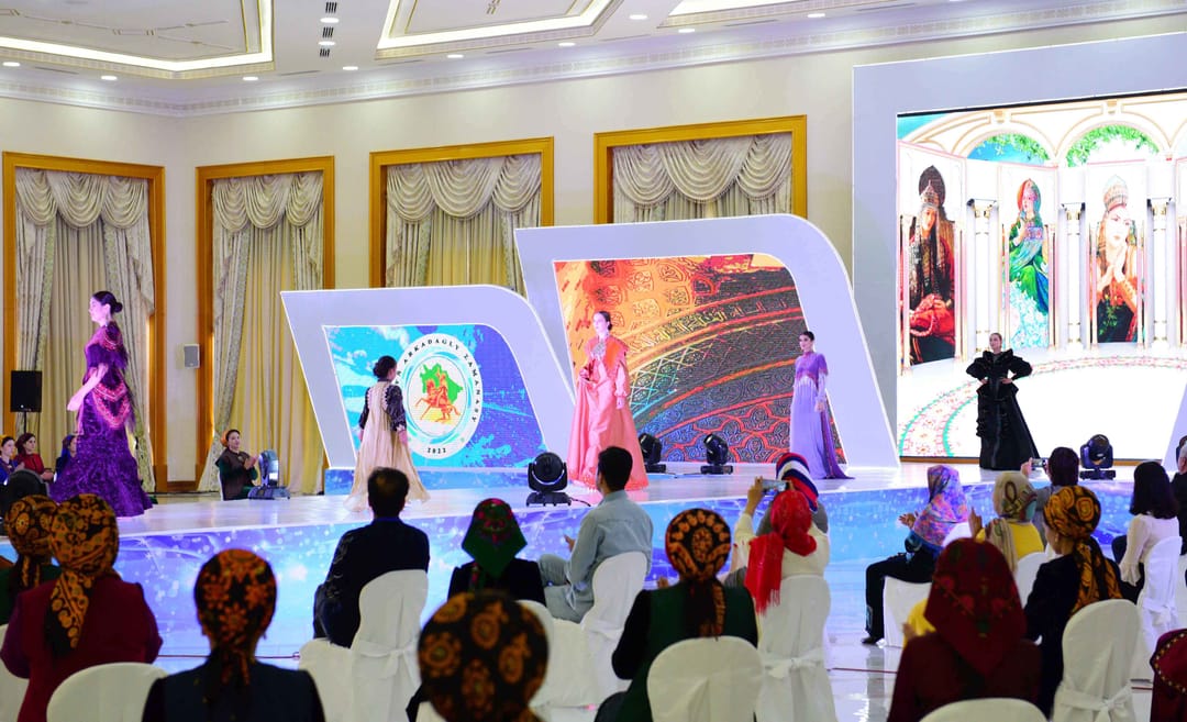 Образцы национальной одежды представлены в рамках международного фестиваля в Туркменабате